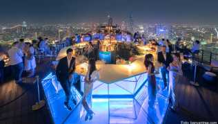 Den Gästen der »Vertigo Moon Bar« bietet sich ein imposanter Ausblick auf die Stadt Den Gästen der »Vertigo Moon Bar« bietet sich ein imposanter Ausblick auf die Stadt
