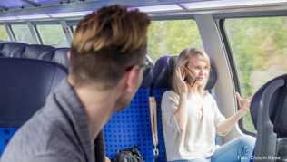 Lautes Telefonieren im Zug nervt die Mitreisenden - und kann außerdem ziemlich indiskret für den Gesprächspartner sein Lautes Telefonieren im Zug nervt die Mitreisenden - und kann außerdem ziemlich indiskret für den Gesprächspartner sein