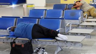 Pauschalurlauber müssen nicht jede Unannehmlichkeit hinnehmen. Nach einem Flugausfall organisierten Betroffene die Rückreise selbst. Der Veranstalter muss die Kosten nun erstatten Pauschalurlauber müssen nicht jede Unannehmlichkeit hinnehmen. Nach einem Flugausfall organisierten Betroffene die Rückreise selbst. Der Veranstalter muss die Kosten nun erstatten