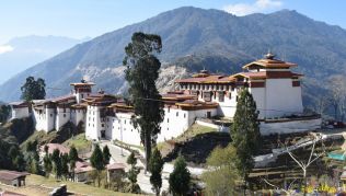 Trongsa Dzong ist die größte Dzong-Festung in Bhutan und liegt im Zentrum des Landes Trongsa Dzong ist die größte Dzong-Festung in Bhutan und liegt im Zentrum des Landes