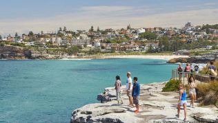 Für Aktive: Spaziergänger auf dem Panoramaweg von Bondi nach Bronte genießen die Aussicht aufs Meer Für Aktive: Spaziergänger auf dem Panoramaweg von Bondi nach Bronte genießen die Aussicht aufs Meer