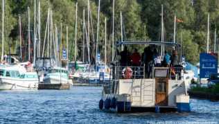 Hausboot im Einsatz: Waren an der Müritz ist das Zentrum des Wassertourismus Hausboot im Einsatz: Waren an der Müritz ist das Zentrum des Wassertourismus