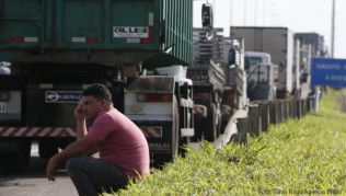 Fernfahrer blockieren in Brasilien zurzeit zahlreiche Landstraßen und protestierten gegen hohe Spritpreise Fernfahrer blockieren in Brasilien zurzeit zahlreiche Landstraßen und protestierten gegen hohe Spritpreise