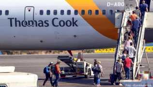 Passagiere besteigen am Flughafen von Kreta eine Maschine der Airline Thomas Cook Passagiere besteigen am Flughafen von Kreta eine Maschine der Airline Thomas Cook