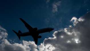 Im Flugzeug zu essen, kann wegen des Ruckelns manchmal heikel sein - besonders, wenn heiße Suppe serviert wird Im Flugzeug zu essen, kann wegen des Ruckelns manchmal heikel sein - besonders, wenn heiße Suppe serviert wird