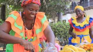 Auf dem Bolívar-Platz in Cartagena verkaufen María Márquez und María Reyes exotische Früchte Auf dem Bolívar-Platz in Cartagena verkaufen María Márquez und María Reyes exotische Früchte