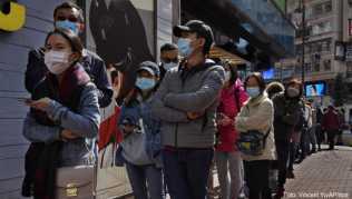 Angesichts der starken Ausbreitung der neuen Lungenkrankheit hat China seine Maßnahmen inzwischen deutlich verschärft. Auch in Hongkong schützen sich immer mehr Menschen mit Atemschutzmasken Angesichts der starken Ausbreitung der neuen Lungenkrankheit hat China seine Maßnahmen inzwischen deutlich verschärft. Auch in Hongkong schützen sich immer mehr Menschen mit Atemschutzmasken