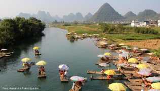 Flusslandschaft in China. Im einwohnerreichsten Land der Erde sehen sich manche Minderheiten unterdrückt - trotzdem kommen viele Touristen Flusslandschaft in China. Im einwohnerreichsten Land der Erde sehen sich manche Minderheiten unterdrückt - trotzdem kommen viele Touristen