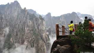 Ausblick im Huangshan-Gebirge - selten ist man auf den Aussichtsplattformen alleine Ausblick im Huangshan-Gebirge - selten ist man auf den Aussichtsplattformen alleine