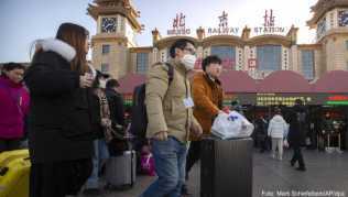 In Peking sind nun ungewöhnlich viele Menschen mit Schutzmasken unterwegs. In einigen Geschäften waren die Masken bereits ausverkauft In Peking sind nun ungewöhnlich viele Menschen mit Schutzmasken unterwegs. In einigen Geschäften waren die Masken bereits ausverkauft