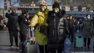 Wegen des chinesischen Neujahrsfests am 25. Januar startete in China bereits eine Reisewelle. Um sich nicht mit dem gefährlichen Coronavirus anzustecken, tragen viele Menschen einen Mundschutz Wegen des chinesischen Neujahrsfests am 25. Januar startete in China bereits eine Reisewelle. Um sich nicht mit dem gefährlichen Coronavirus anzustecken, tragen viele Menschen einen Mundschutz