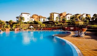 Nur wenige Stufen trennen den Club Aldiana al Caidesa an der Costa del Sol vom kilometerlangen Sandstrand##Foto: Nur wenige Stufen trennen den Club Aldiana al Caidesa an der Costa del Sol vom kilometerlangen Sandstrand