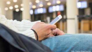 Eine Corona-Warn-App gibt es nicht nur in Deutschland - Urlauber sollten aber prüfen, ob sich die entsprechende App des Reiselandes überhaupt herunterladen und nutzen lässt Eine Corona-Warn-App gibt es nicht nur in Deutschland - Urlauber sollten aber prüfen, ob sich die entsprechende App des Reiselandes überhaupt herunterladen und nutzen lässt