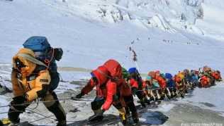 Rund 350 Menschen haben in diesem Frühjahr den Mount Everest bestiegen Rund 350 Menschen haben in diesem Frühjahr den Mount Everest bestiegen