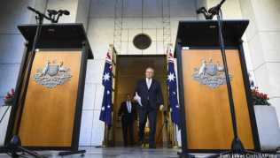 Scott Morrison (r), Premierminister von Australien trifft im Parlamentsgebäude ein: Im Australiens Regierung hat seinen Bürgern bis auf Weiteres jegliche Reisen ins Ausland untersagt Scott Morrison (r), Premierminister von Australien trifft im Parlamentsgebäude ein: Im Australiens Regierung hat seinen Bürgern bis auf Weiteres jegliche Reisen ins Ausland untersagt