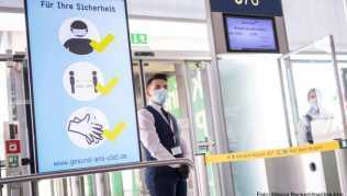 Abstand halten, Maske tragen: Flugreisende müssen sich in diesem Sommer an Regeln halten, um eine erneute, größere Ausbreitung des Coronavirus zu verhindern Abstand halten, Maske tragen: Flugreisende müssen sich in diesem Sommer an Regeln halten, um eine erneute, größere Ausbreitung des Coronavirus zu verhindern