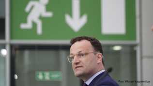 Gesundheitsminister Jens Spahn spricht bei einer Pressekonferenz zur nationalen Teststrategie in der Bekämpfung der Corona- Pandemie Gesundheitsminister Jens Spahn spricht bei einer Pressekonferenz zur nationalen Teststrategie in der Bekämpfung der Corona- Pandemie