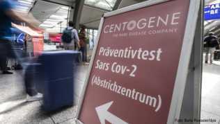 Passagiere gehen am Flughafen Frankfurt an Deutschlands erstem »Flughafen-Corona-Test«-Zentrum vorbei