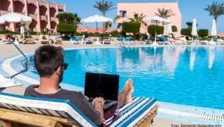 Erst alle beruflichen Nachrichten beantworten, dann in den Hotelpool springen - Workation in Ägypten Erst alle beruflichen Nachrichten beantworten, dann in den Hotelpool springen - Workation in Ägypten