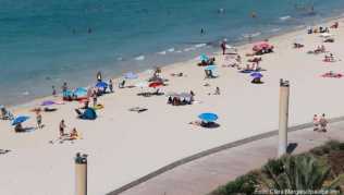 Der Strand von El Arenal: Wegen eines erwarteten Ansturms auf Mallorca über Ostern wird eine Testpflicht für Flug-Einreisen nach Deutschland eingeführt Der Strand von El Arenal: Wegen eines erwarteten Ansturms auf Mallorca über Ostern wird eine Testpflicht für Flug-Einreisen nach Deutschland eingeführt