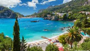 Unbeschwerte Tage ohne Corona - das versprechen derzeit viele Urlaubsinseln im Mittelmeer. Der Wettkampf um die Touristen hat begonnen Unbeschwerte Tage ohne Corona - das versprechen derzeit viele Urlaubsinseln im Mittelmeer. Der Wettkampf um die Touristen hat begonnen