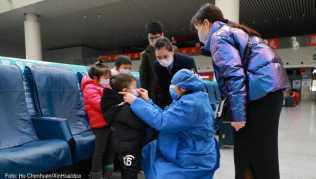 In China gibt es mehr Infektionen mit dem neuen Virus als bei SARS, obwohl die Zahl der Todesopfer immer noch niedriger ist In China gibt es mehr Infektionen mit dem neuen Virus als bei SARS, obwohl die Zahl der Todesopfer immer noch niedriger ist