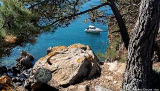 Boot als Blickfang: Der Wanderweg Camà de Ronda bietet immer wieder interessante Perspektiven Boot als Blickfang: Der Wanderweg Camà de Ronda bietet immer wieder interessante Perspektiven
