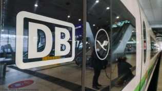 Deutsche Bahn und Lufthansa stimmen sich besser ab. Mit durchgehenden Tickets und schnelleren ICE-Direktverbindungen sollen umsteigende Fernflugpassagiere künftig mit dem Zug zum Drehkreuz Frankfurt zu reisen Deutsche Bahn und Lufthansa stimmen sich besser ab. Mit durchgehenden Tickets und schnelleren ICE-Direktverbindungen sollen umsteigende Fernflugpassagiere künftig mit dem Zug zum Drehkreuz Frankfurt zu reisen
