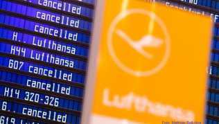 Die Lufthansa sagt wegen des angekündigten 48-Stunden-Streiks der Flugbegleiter insgesamt 1300 Flüge mit rund 180.000 betroffenen Passagieren ab Die Lufthansa sagt wegen des angekündigten 48-Stunden-Streiks der Flugbegleiter insgesamt 1300 Flüge mit rund 180.000 betroffenen Passagieren ab