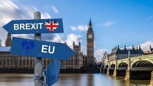 Experten vom Deutschen Reiseverband erwarten, dass ein harter Brexit zu großen Problemen beim Flugverkehr zwischen Großbritannien und der EU führt Experten vom Deutschen Reiseverband erwarten, dass ein harter Brexit zu großen Problemen beim Flugverkehr zwischen Großbritannien und der EU führt