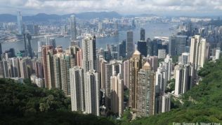Mit einer Straßenbahn geht es in Hongkong steil hinauf zum Victoria Peak, der einen sagenhaften Ausblick auf die Metropole bietet Mit einer Straßenbahn geht es in Hongkong steil hinauf zum Victoria Peak, der einen sagenhaften Ausblick auf die Metropole bietet
