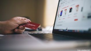 Grundsätzlich muss der Verkäufer auch gebührenfreie Bezahlmethoden anbieten; aber das ist in der Regel irgendeine völlig unbekannte Kreditkarte Grundsätzlich muss der Verkäufer auch gebührenfreie Bezahlmethoden anbieten; aber das ist in der Regel irgendeine völlig unbekannte Kreditkarte