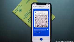 Doppelt hält besser. Wer jetzt auf Reisen geht, nimmt besser seinen Impfausweis und den digitalen Covid-Impfnachweis auf dem Smartphone mit Doppelt hält besser. Wer jetzt auf Reisen geht, nimmt besser seinen Impfausweis und den digitalen Covid-Impfnachweis auf dem Smartphone mit