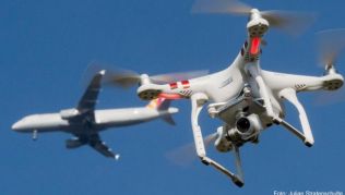 Mehr als 100 Drohnen wurden in diesem Jahr über deutschen Flughäfen beobachtet. In den Vorjahren waren es 88 (2017) und 64 (2016) Mehr als 100 Drohnen wurden in diesem Jahr über deutschen Flughäfen beobachtet. In den Vorjahren waren es 88 (2017) und 64 (2016)