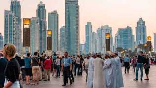 Bei Temperaturen um 45 Grad spielt sich das Leben in Dubai hauptsächlich in klimatisierten Räumen und abends ab Bei Temperaturen um 45 Grad spielt sich das Leben in Dubai hauptsächlich in klimatisierten Räumen und abends ab