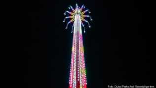 Das Kettenkarussell auf dem Bollywood Skytower in Dubai dreht sich in 140 Metern Höhe über dem Boden Das Kettenkarussell auf dem Bollywood Skytower in Dubai dreht sich in 140 Metern Höhe über dem Boden