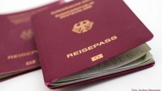 Für ein E-Visum muss der Reisepass oft eingescannt und auf die Antragsseite hochgeladen werden Für ein E-Visum muss der Reisepass oft eingescannt und auf die Antragsseite hochgeladen werden