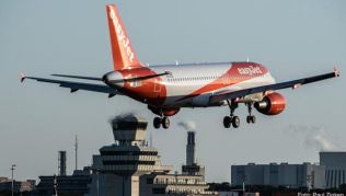 Easyjet-Kunden haben keinen Anspruch auf Erstattung der Gebühren und Steuern, wenn sie einen Flug stornieren. Das bekräftigt ein Urteil des Oberlandesgericht Frankfurt Easyjet-Kunden haben keinen Anspruch auf Erstattung der Gebühren und Steuern, wenn sie einen Flug stornieren. Das bekräftigt ein Urteil des Oberlandesgericht Frankfurt