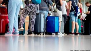 Bei einem Economy-Light-Flugticket ist in der Regel nur Handgepäck inklusive, Aufgabegepäck kostet extra Bei einem Economy-Light-Flugticket ist in der Regel nur Handgepäck inklusive, Aufgabegepäck kostet extra