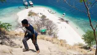 Die Insel Kanawa wird auf einer Bootstour durch den Komodo-Nationalpark meist auch angefahren - und zeigt wunderbare Farben Die Insel Kanawa wird auf einer Bootstour durch den Komodo-Nationalpark meist auch angefahren - und zeigt wunderbare Farben