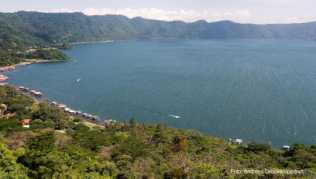Der gigantische Kratersee Coatepeque ist ein landschaftlicher Höhepunkt im Westen El Salvadors Der gigantische Kratersee Coatepeque ist ein landschaftlicher Höhepunkt im Westen El Salvadors