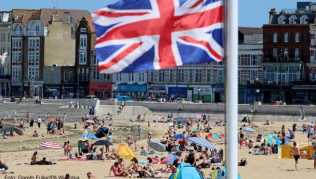 England-Reisende müssen ab Dezember nur noch fünf Tage in Quarantäne verbringen, bevor sie einen Coronatest machen lassen können. England-Reisende müssen ab Dezember nur noch fünf Tage in Quarantäne verbringen, bevor sie einen Coronatest machen lassen können.
