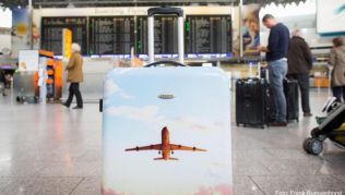 Und Abflug? Vor dem Urlaub müssen Passagiere einige Prozeduren am Flughafen durchstehen. In der Ferienzeit wird es besonders voll Und Abflug? Vor dem Urlaub müssen Passagiere einige Prozeduren am Flughafen durchstehen. In der Ferienzeit wird es besonders voll