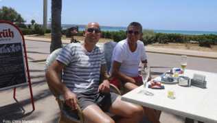 Cristoph und Klaus aus Düsseldorf sitzen im Außenbereich einer Bar am Playa de Palma, nachdem sie mit dem ersten Flug aus Deutschland angekommen sind Cristoph und Klaus aus Düsseldorf sitzen im Außenbereich einer Bar am Playa de Palma, nachdem sie mit dem ersten Flug aus Deutschland angekommen sind