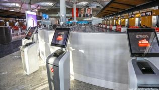 Die Self-Check-in-Schalter am neuen Internationalen Flughafen Istanbul Die Self-Check-in-Schalter am neuen Internationalen Flughafen Istanbul