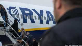 Im konkreten Fall hatte ein Mann geklagt, dessen Ryanair-Flug etwa vier Stunden Verspätung hatte. Die Startbahn war wegen ausgelaufenen Treibstoffs geschlossen worden Im konkreten Fall hatte ein Mann geklagt, dessen Ryanair-Flug etwa vier Stunden Verspätung hatte. Die Startbahn war wegen ausgelaufenen Treibstoffs geschlossen worden