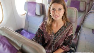 Mittelsitze sind im Flugzeug eher unbeliebt. Wer lieber am Fenster oder Gang sitzen möchte, kann dies beim Online-Check-in angeben - doch häufig kostet das extra Mittelsitze sind im Flugzeug eher unbeliebt. Wer lieber am Fenster oder Gang sitzen möchte, kann dies beim Online-Check-in angeben - doch häufig kostet das extra