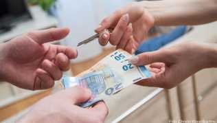 Den Restbetrag einer Ferienhausmiete sollte man erst bei der Anreise bezahlen Den Restbetrag einer Ferienhausmiete sollte man erst bei der Anreise bezahlen