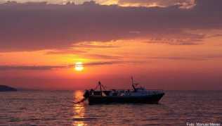 Der Tag könnte nicht spektakulärer beginnen: Blutrot geht die Sonne am Horizont auf Der Tag könnte nicht spektakulärer beginnen: Blutrot geht die Sonne am Horizont auf
