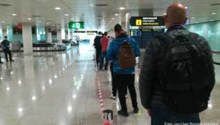 In einer langen Schlange stehen Einreisende aus dem Ausland im Terminal 1 des Flughafens in Barcelona vor der Gesundheitskontrolle zur Temperaturmessung an In einer langen Schlange stehen Einreisende aus dem Ausland im Terminal 1 des Flughafens in Barcelona vor der Gesundheitskontrolle zur Temperaturmessung an